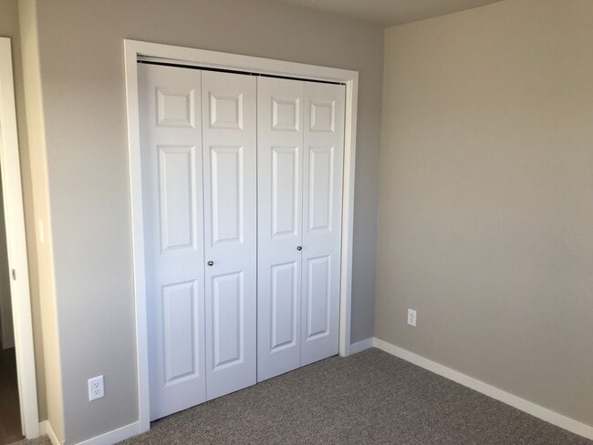 Building Photo - 4 Bed 2 Bath Single Family Home