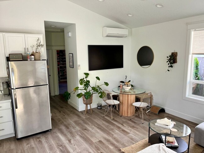 Building Photo - Super cool cottage with private setting