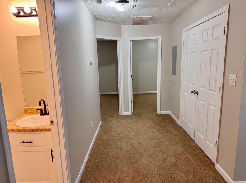 Building Photo - 598 Elle's Wy