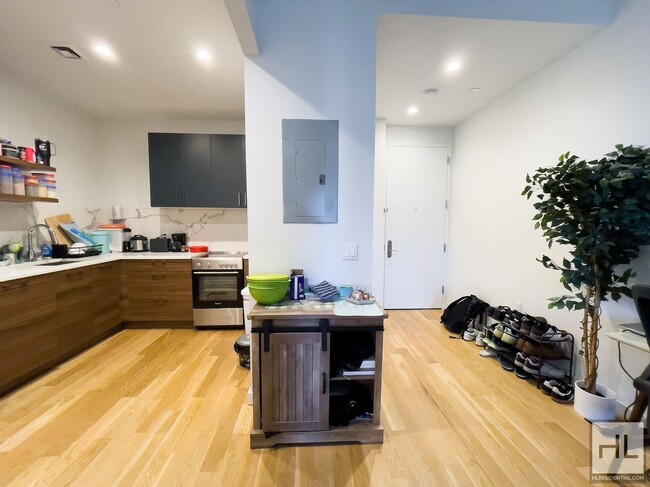 Building Photo - Stylish and Modern 1-Bed 1-Bath with Priva...