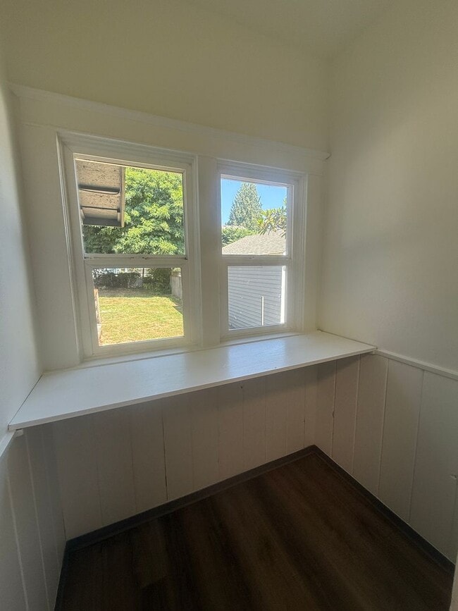 Building Photo - 3 Bed 1 Bath Newly Remodeled Pet Free Home...