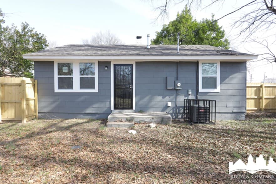 Building Photo - 2909 Flora Ave