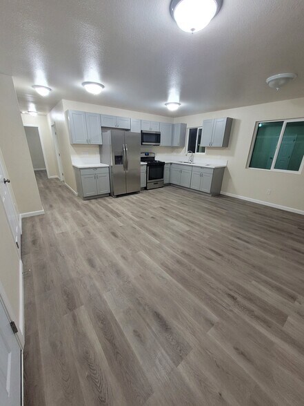 Building Photo - 10702 S Grevillea Ave