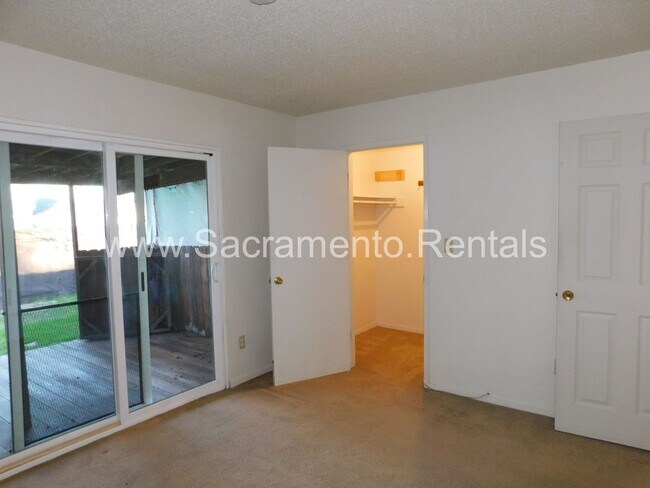 Building Photo - Spacious 2bd/1 ba Foothill Farms Duplex Wi...
