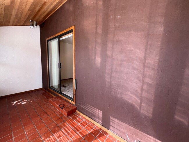 Building Photo - E Court Duplex