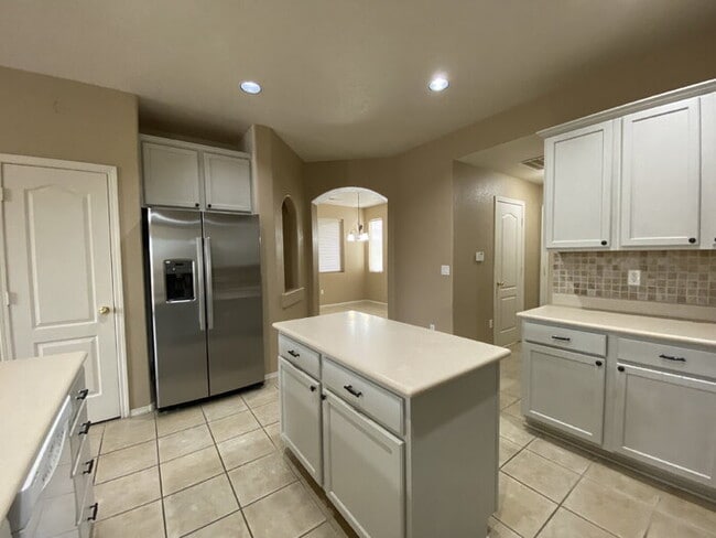 Building Photo - Large 5BR/2Story w/Balcony - Northern Meadows