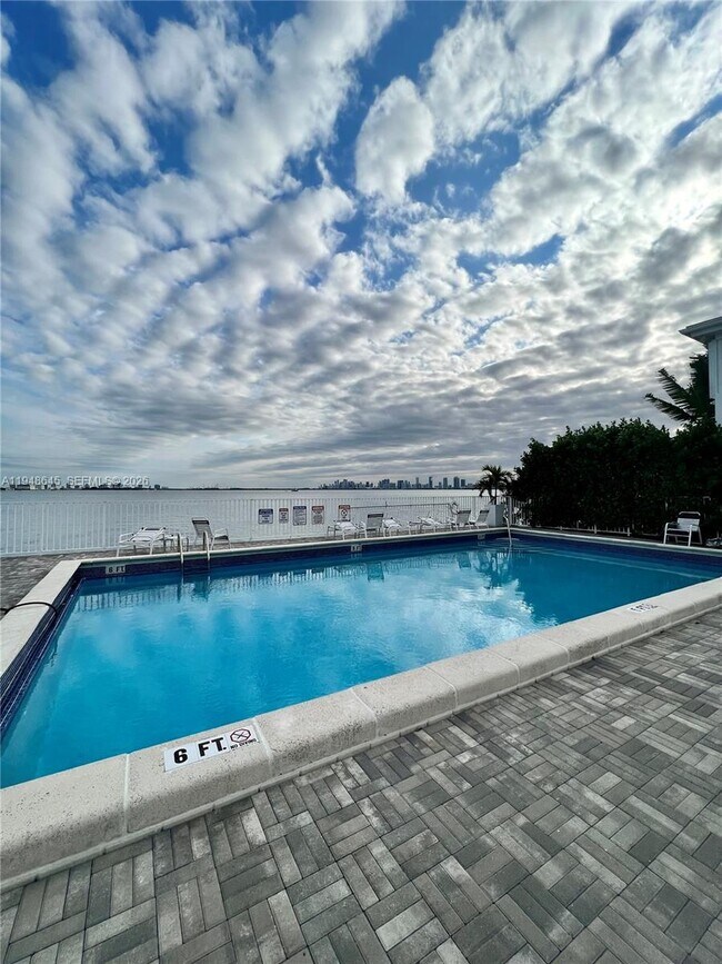 Building Photo - 1840 S Treasure Dr