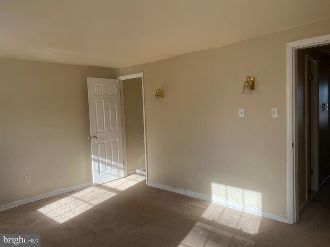 Building Photo - 16 N Pendleton Ct