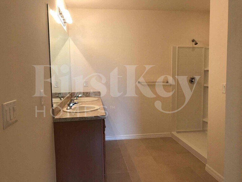 Building Photo - 629 SW 25th Terrace