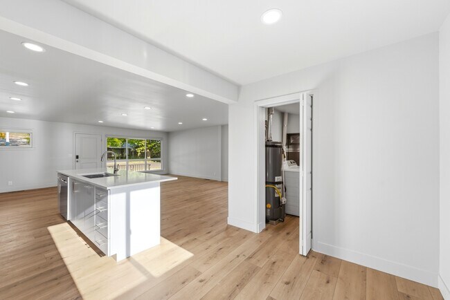 Building Photo - 1153 Buccaneer Dr