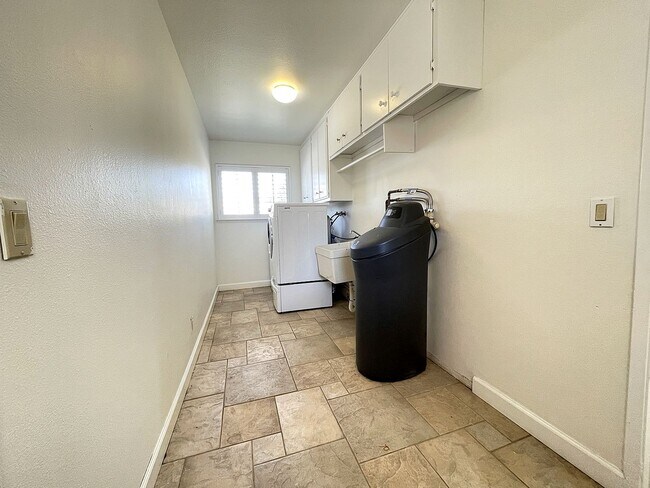 Building Photo - 4301 Edenbury Dr