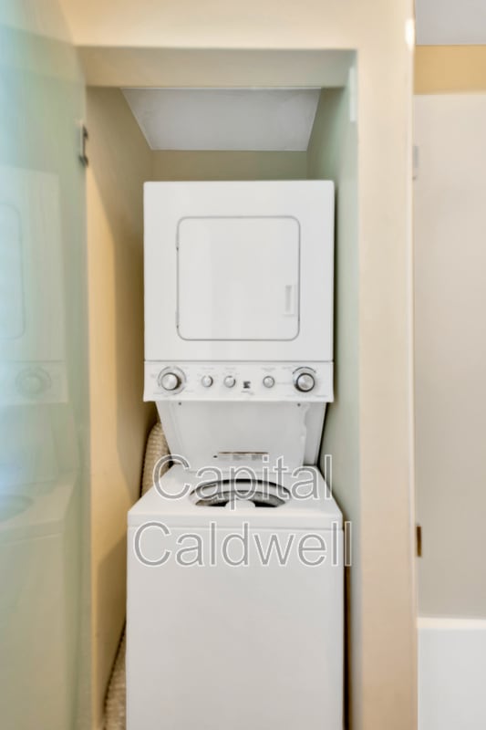 Building Photo - 911 S Rome Ave