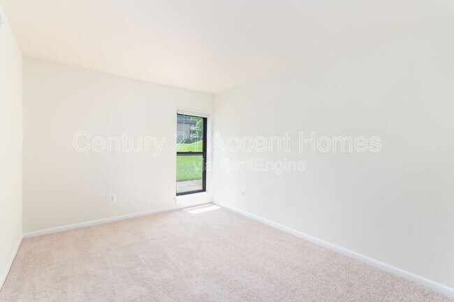 Building Photo - 5805 Royal Ridge Dr
