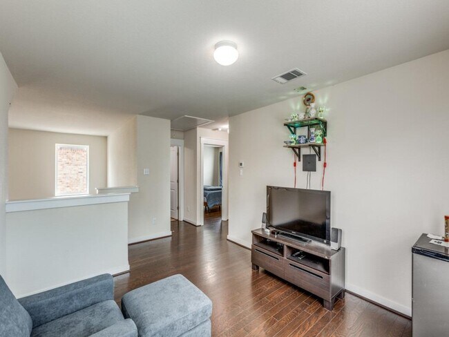 Building Photo - 5906 Wolf Pack Dr