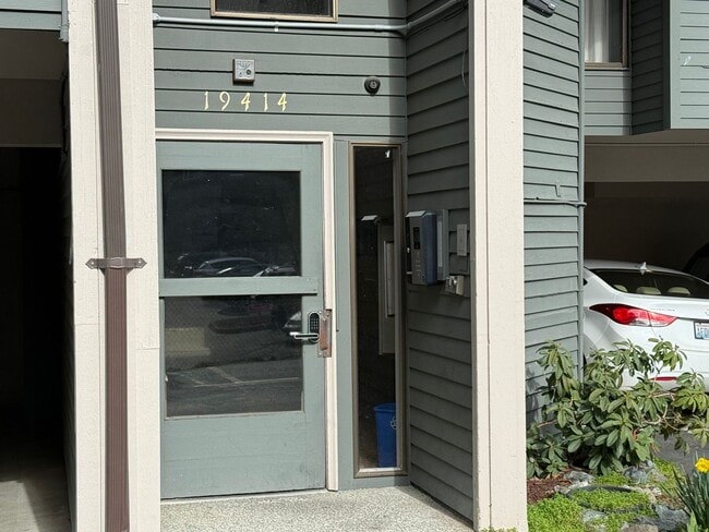 Building Photo - Beautiful 2 bed, 1 bath Shoreline Condo, $1900/mo.