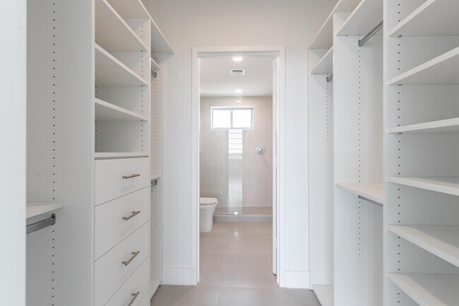 Building Photo - 9101 E Bay Harbor Dr