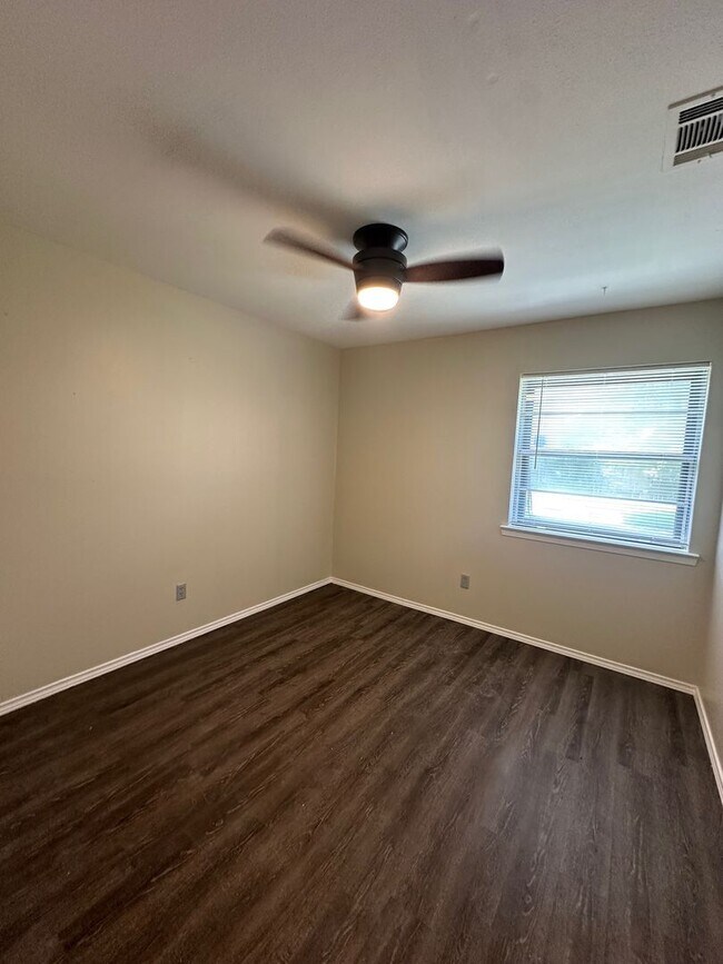 Building Photo - Freshly updated and Move in ready!