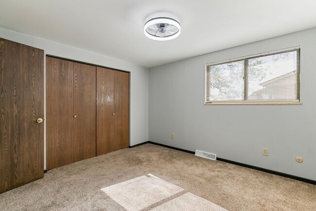 Building Photo - 390 Knotty Pl