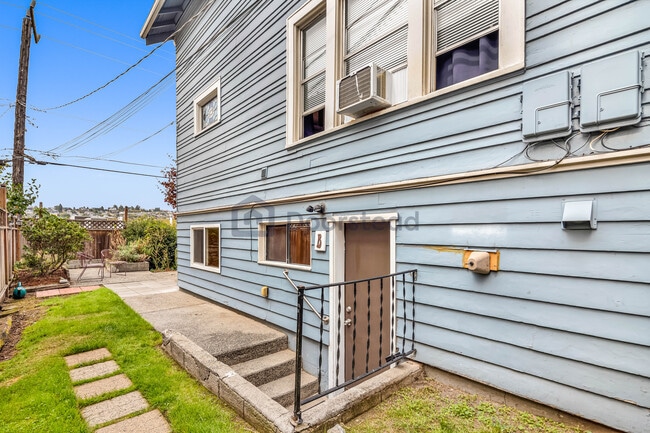 Building Photo - 2028 14th Ave W