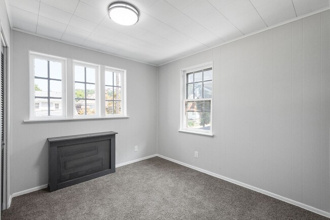 Building Photo - STUNNING 4 BEDROOM IN SHERADEN! SPACIOUS R...