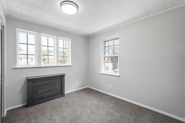 Building Photo - Stunning 5 bedroom home in Sheraden availa...