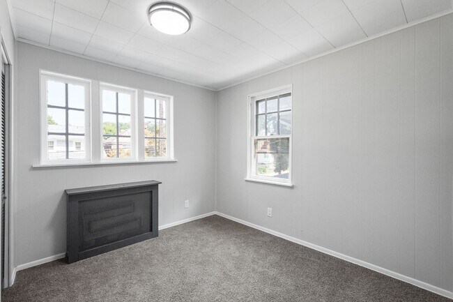 Building Photo - Stunning 5 bedroom home in Sheraden available March 1st!