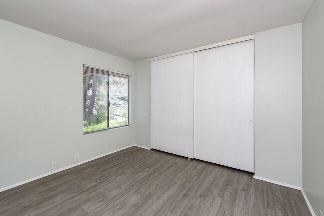 Building Photo - Amazing, Quiet University City Condo For Rent