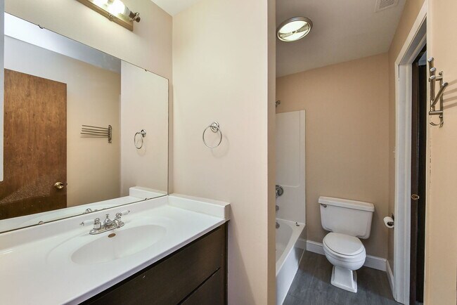 Building Photo - 1705 Lakecliffe Dr