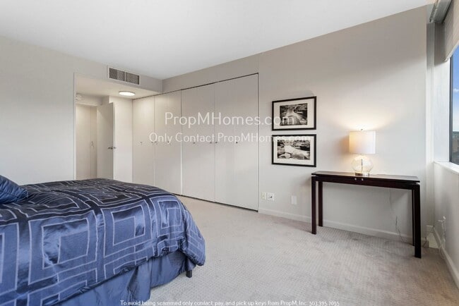 Building Photo - Luxurious Two Bedroom High-Rise Living at the Portland Plaza!