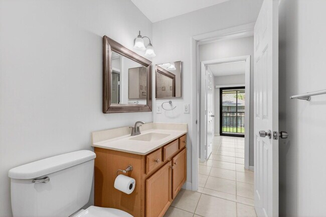 Building Photo - 3939 NE 5th Ave