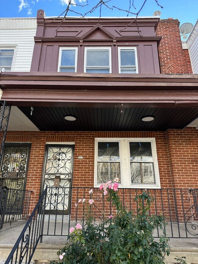 Building Photo - Newly Renovated 3 Bed/1 Bath Row Home