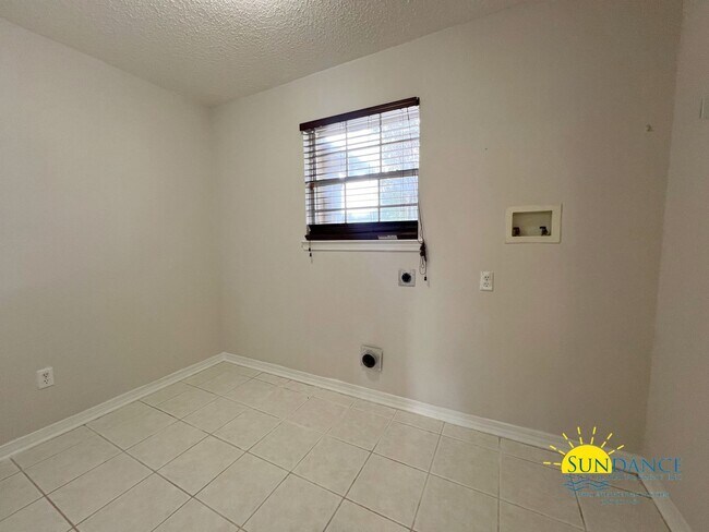 Building Photo - 223 Westview Dr