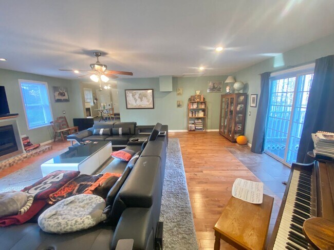 Building Photo - 56 Morellen Ln