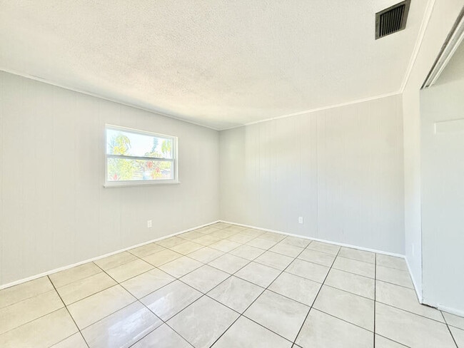 Building Photo - 605 64th Ave W