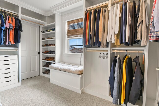 Building Photo - 1950 Mesa Park View