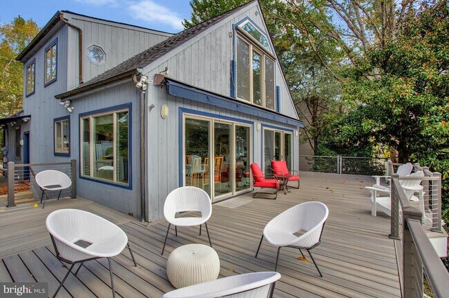 Building Photo - 125 Island View Dr