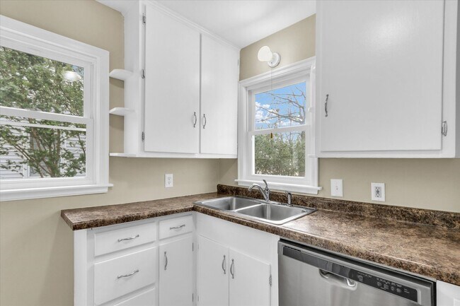 Building Photo - 502 E Washington St