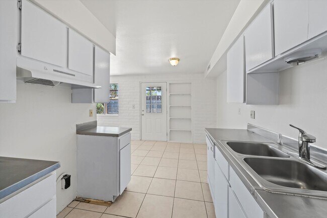 Building Photo - Eastside Spacious home