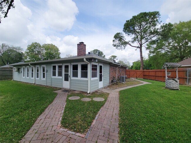 Building Photo - 12611 Dermott Dr