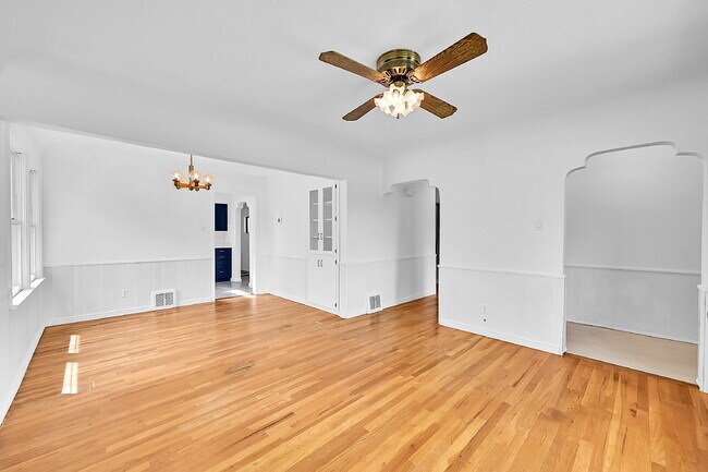Building Photo - $2,300.00 - 2 Beds, 1 Bath, Single Family ...