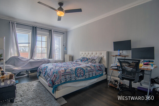 Building Photo - Sunny & Bright 2 Bed / 1 Bath Rental with ...