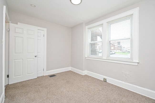 Building Photo - 4893 N Overlook Ave