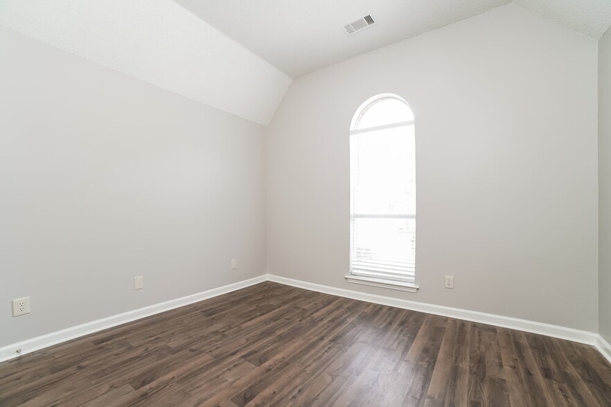 Building Photo - 1230 Worthington Dr