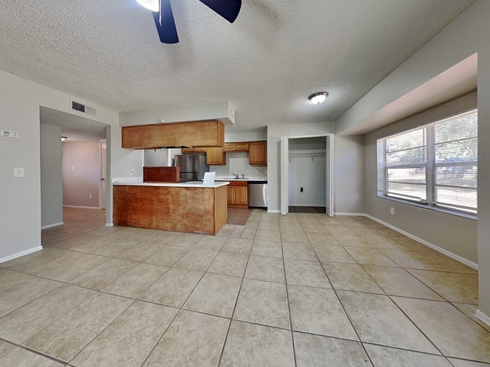 Building Photo - 610 Charter Ct