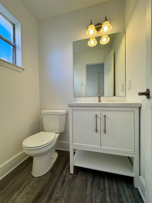 Building Photo - Townhome