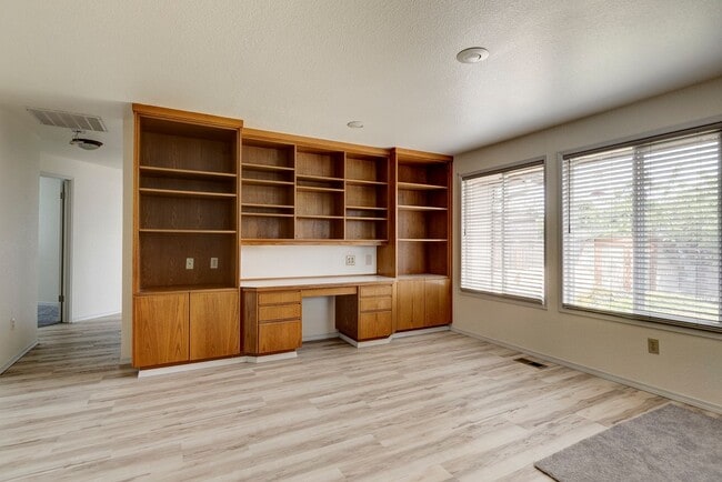 Building Photo - Charming & Updated 3-Bedroom Home