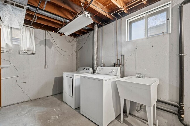 Building Photo - 4 bedroom / 2 bath / Beautifully Updated