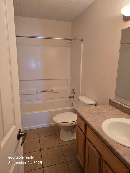 Shard bath for 3 bedroom upstairs - 6216 Calle Vizcaya NW