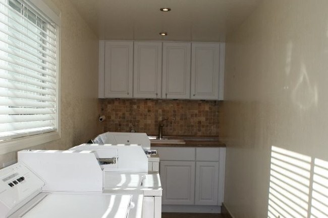 Building Photo - 2527 Elm Ave