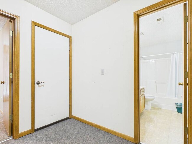 Building Photo - 1213 Fox Run Dr